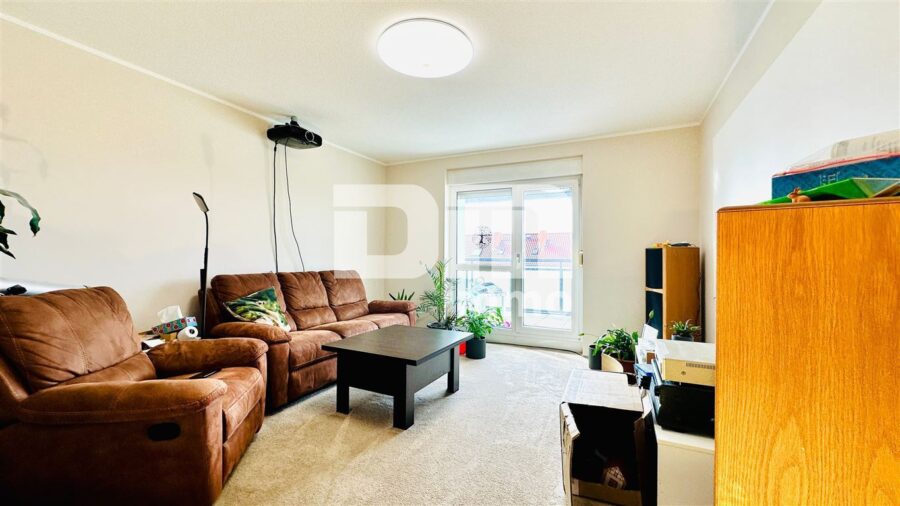 Schöne modernisierte 4 Zimmer Wohnung mit Balkon und Garage - Wohn / Esszimmer - Zugang Balkon